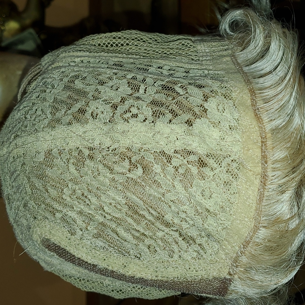 🆕️It's a wig  Platinum blonde - Picture 6 of 9